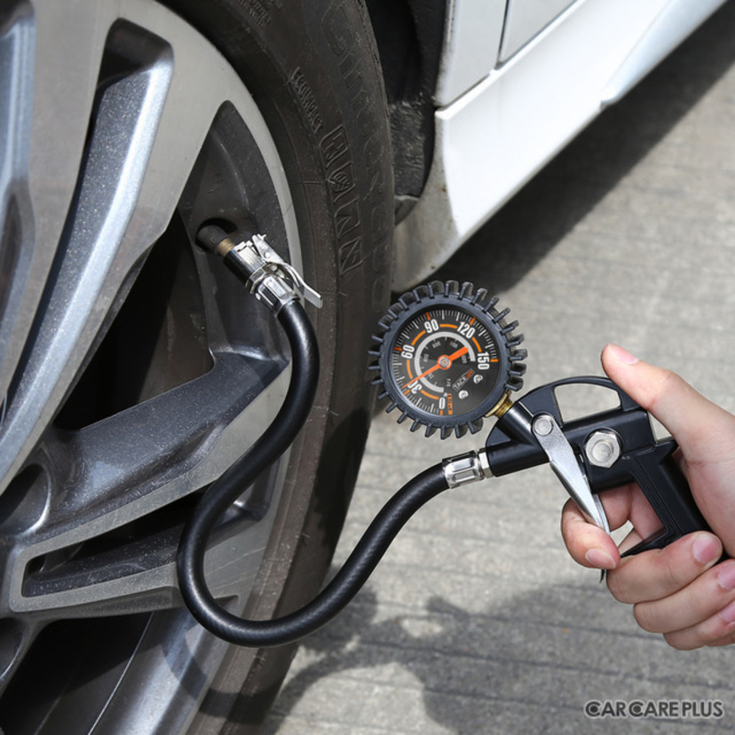 タイヤの空気圧が原因で起こる悪影響とは？点検方法や頻度も解説