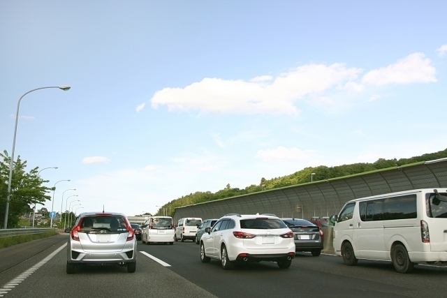 ヤバイ！混んでる！高速道路の渋滞時あると便利なものまとめ | カーナ 