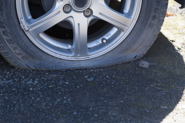 タイヤのパンク 修理 交換 Jafを呼ぶ際に掛かる費用と原因を解説 カーナリズム