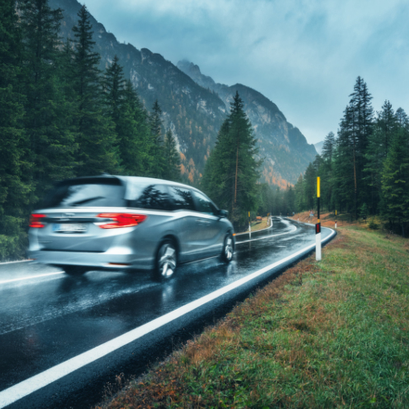 雨の日の運転は「ハイドロプレーニング現象」に注意！運転前にタイヤの溝と空気圧をチェックしよう