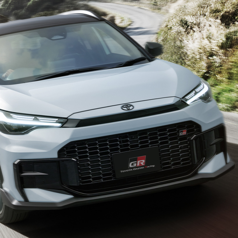 トヨタ新型「カローラ クロス」発表！大幅改良でデザイン変更＆スポーティモデル「GRスポーツ」も新設定