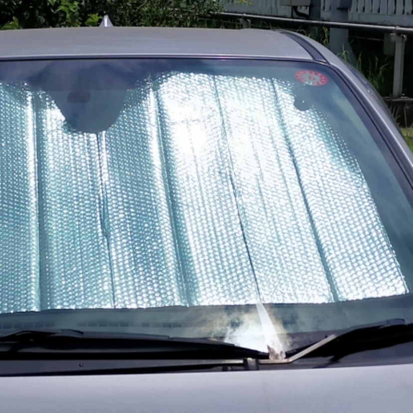 車のドアを開けたらムワっと熱気が！駐車した車内の温度を一番早く下げる方法を紹介