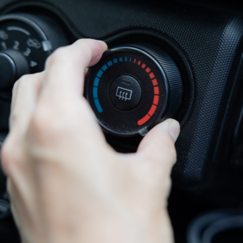 冬の車内暖房と燃料費のジレンマ｜ 約7割が寒さ我慢、視界不良50%・操作困難46%の実態が判明【ジョイカルジャパン調査】