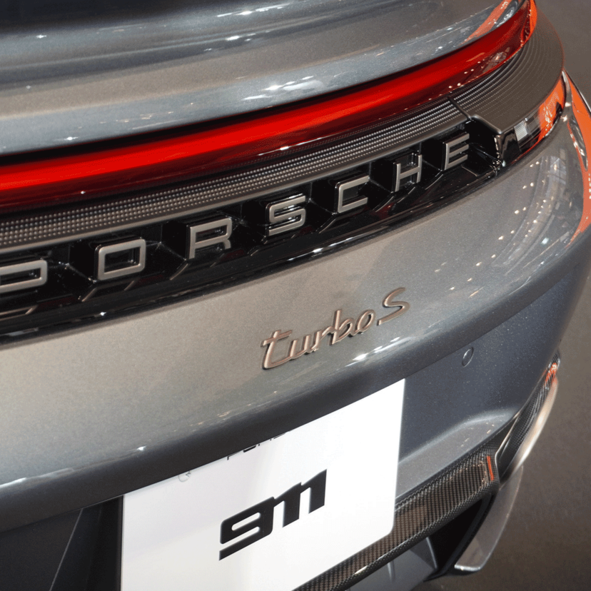 ポルシェ新型「911ターボS」日本初公開！711PSを発揮する「T-ハイブリッド」搭載の最高峰モデル