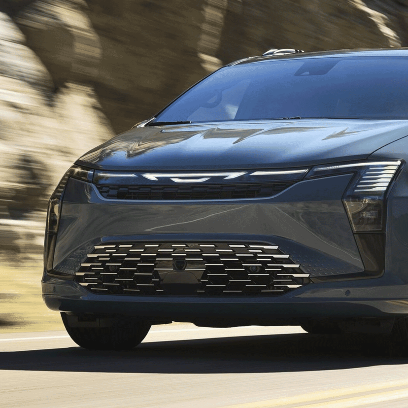 クライスラー新型「パシフィカ」登場！光るエンブレムと豪華内装で進化