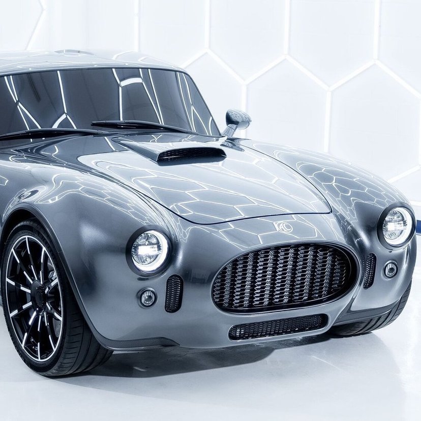伝説のコブラが「初の量産クーペ」に！ 英国ACカーズ、730馬力V8搭載の新型「GTクーペ」を発表