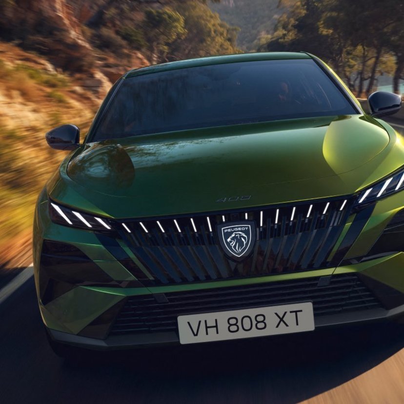 プジョー、新型「408 GT HYBRID」を発売！発光エンブレム採用の新デザインで559万円