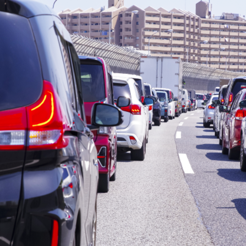 【2026年お盆渋滞予測】下り8/8〜9・上り8/15〜16がピークに！帰省・Uターンラッシュの回避策