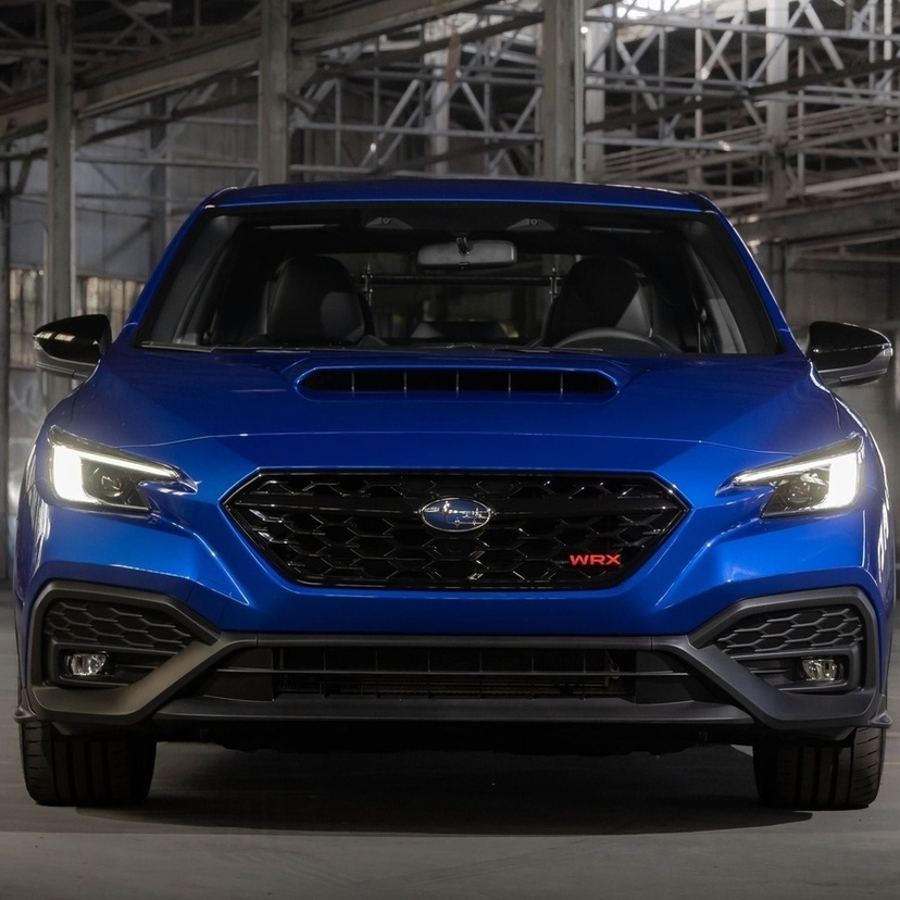 スバル、「WRX GD25」を米国で発表！青×金にカーボンウイングを備えた350台限定の6速MT車