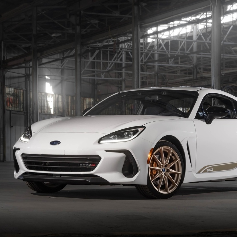 スバル、「BRZ ZC15」を米国で発表！白×ブロンズで彩る300台限定の6速MTクーペ