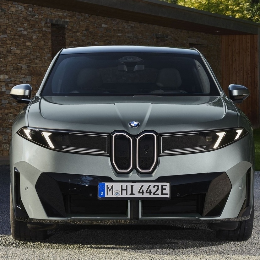 BMW、新型「iX4」を発表！最大828km走れる電動SUVクーペ、ノイエ・クラッセに新顔
