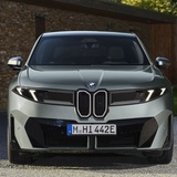 BMW、新型「iX4」を発表！最大828km走れる電動SUVクーペ、ノイエ・クラッセに新顔