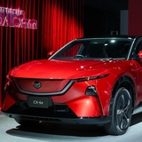 マツダ「CX-6e」をタイで発売！最大555km走れる電動SUV、26.45インチの大画面も搭載