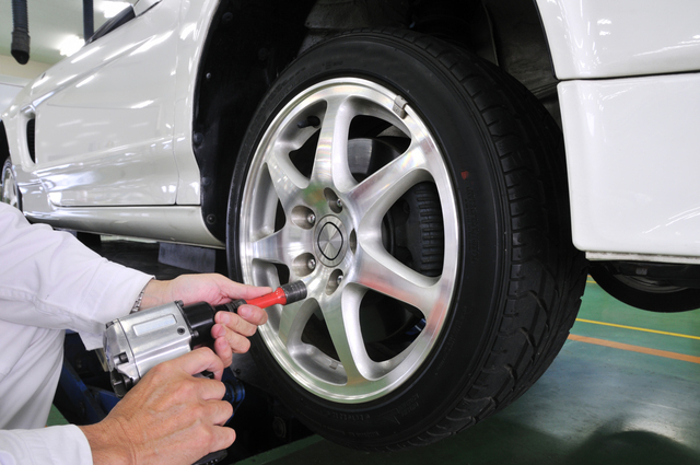 タイヤのパンク 修理 交換 Jafを呼ぶ際に掛かる費用と原因を解説 カーナリズム