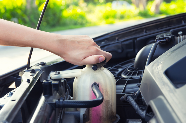 車の冷却水 交換 補充方法から漏れる場合の原因や対処法を解説 カーナリズム