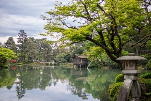 兼六園のことじ灯籠と霞ヶ池