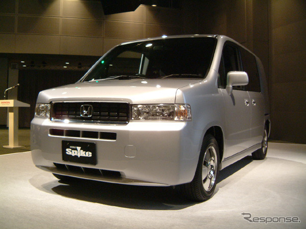 鈍色に光るホンダのトールワゴン。モビリオスパイク