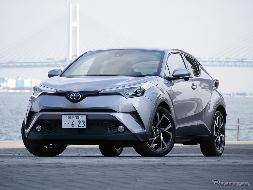レインボーブリッジの前でたたずむC-HR