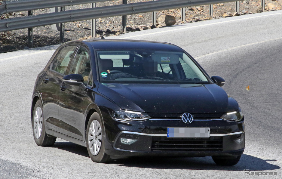 VWのゴルフ新型が走っている様子