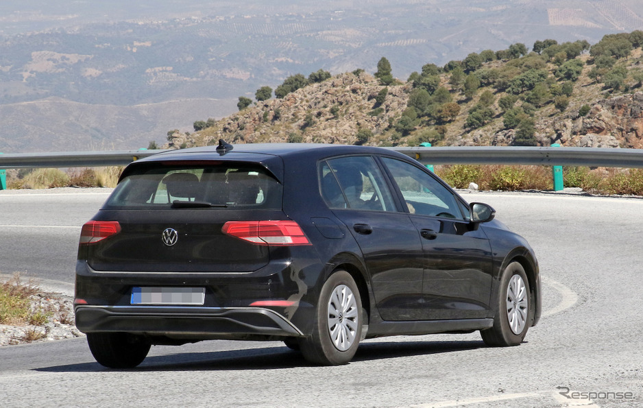 VWのゴルフ新型の後ろ姿