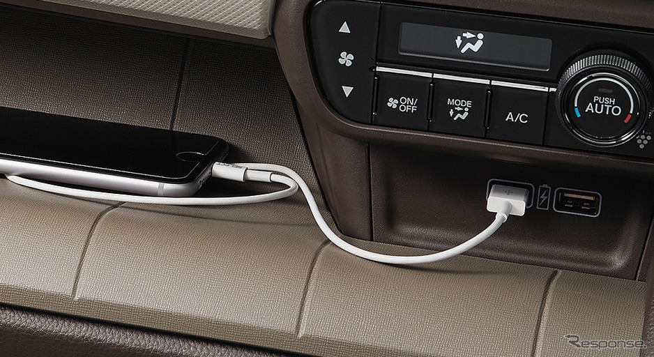 《画像:ホンダ》充電用USBジャック 使用イメージ