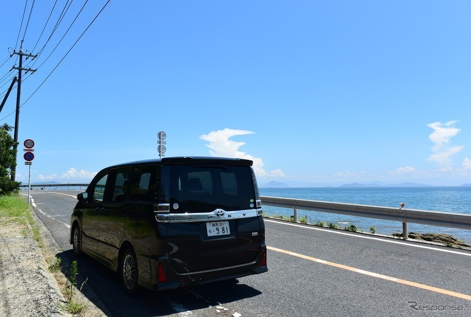 海岸沿いに停車するトヨタ ヴォクシーハイブリッドZS