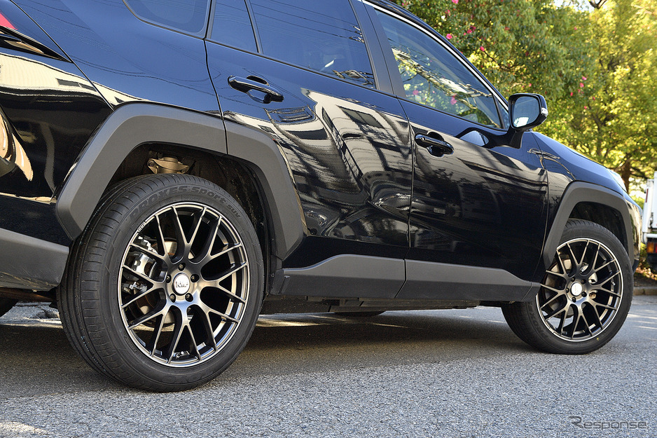 写真の詳細:RMP 028F 装着サイズ:20X8 1/2J +45 5H-114.3 カラー:セミグロスガンメタ/リムエッジDC 装着タイヤサイズ:255/45R20