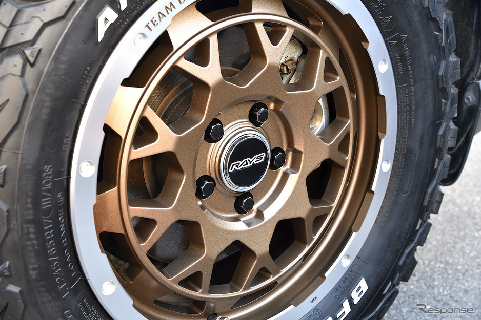 写真の詳細:TEAM DAYTONA M9 装着サイズ:17x7J +32 5H-114.3 カラー:マットブロンズ/リムダイヤモンドカット 装着タイヤサイズ:245/65R17