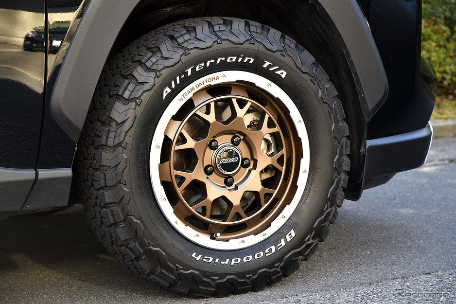 写真の詳細:TEAM DAYTONA M9 装着サイズ:17x7J +32 5H-114.3 カラー:マットブロンズ/リムダイヤモンドカット 装着タイヤサイズ:245/65R17