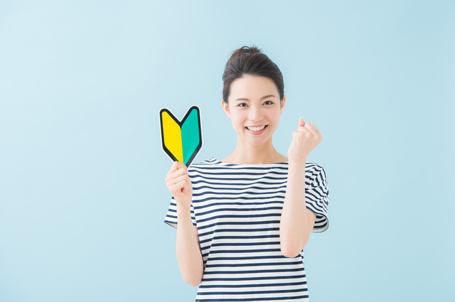 初心者マークを持つ女性