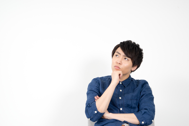 考える男性