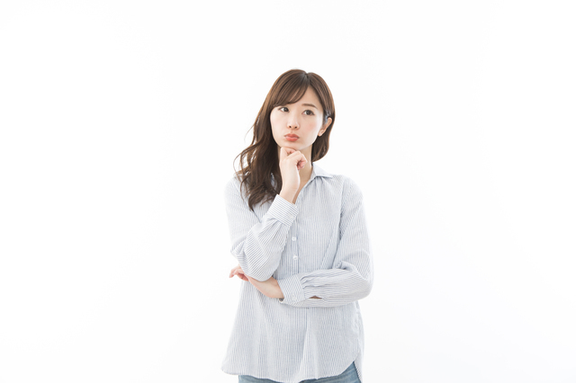 考える女性