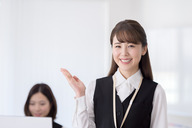 受付の女性