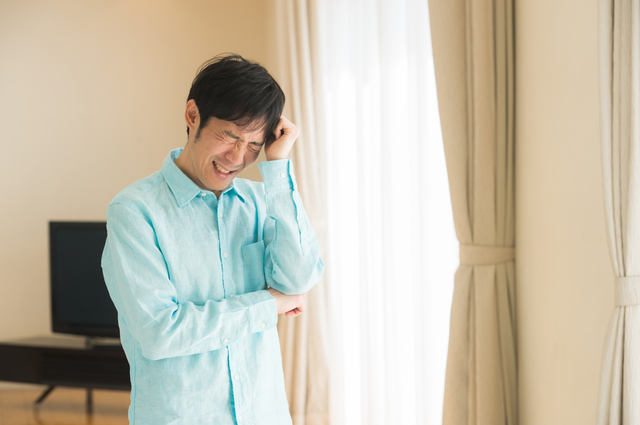 頭を抱える男性