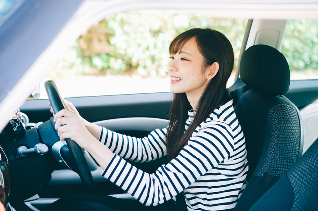 車を運転する女性