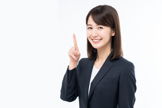 指を差す女性