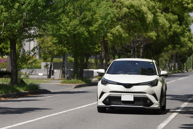 走行する車