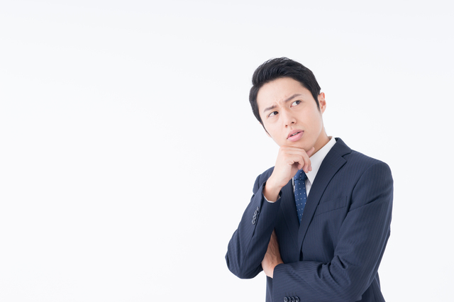 考える男性