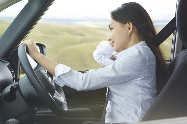 車を運転する女性