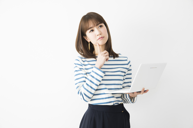 考える女性