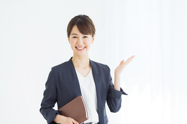 紹介する女性イメージ