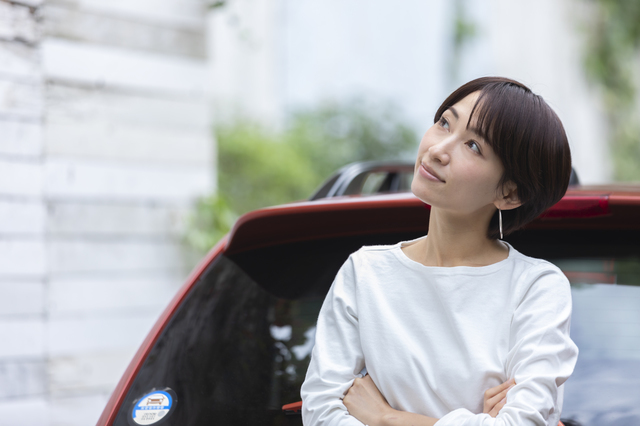 車と女性