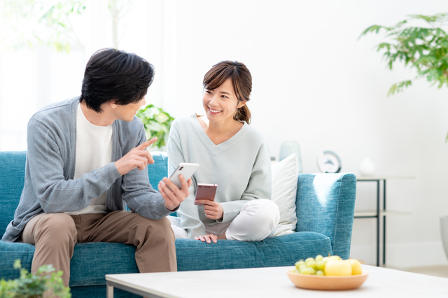 携帯を持つ男女