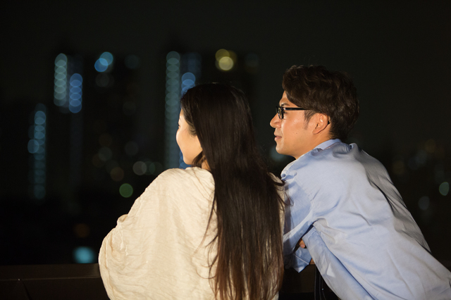 夜景を眺める男女