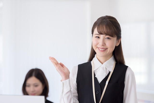 受付の女性イメージ