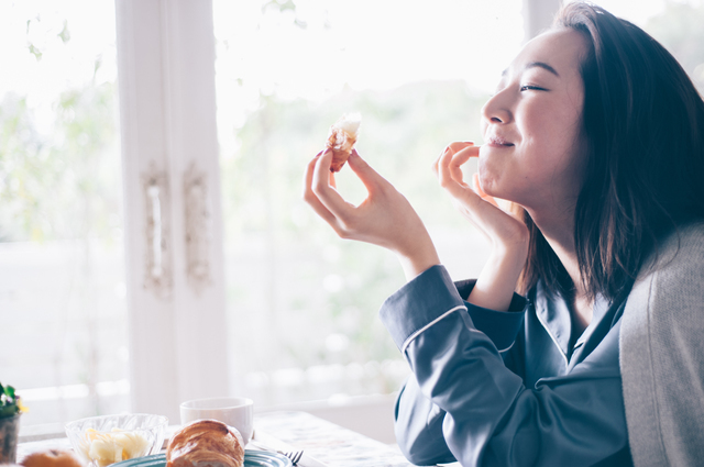 女性が食べる姿