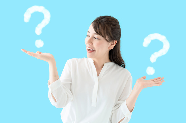 比べる女性