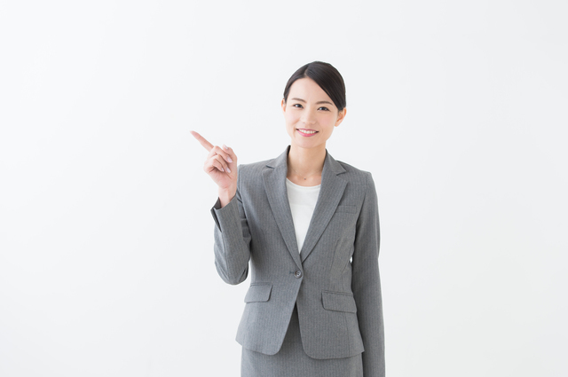 指を差す女性