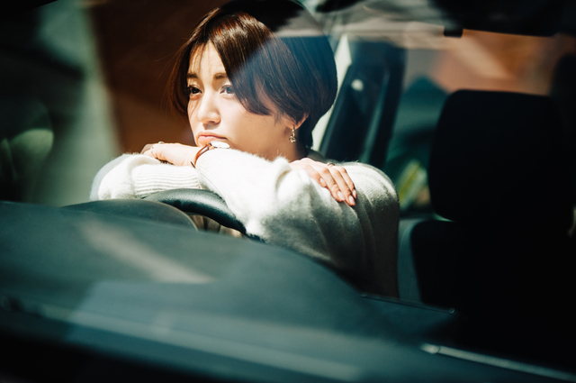 車内で悩む女性