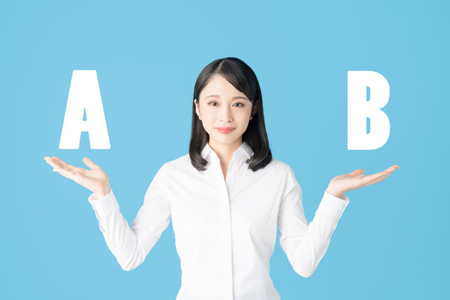 AとBを比べる女性